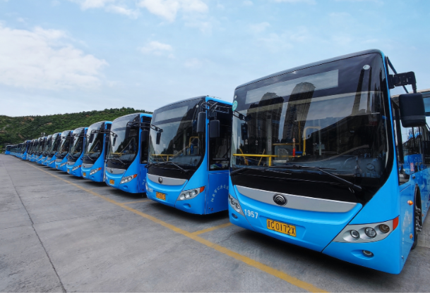 路遇大貨車輪胎起火，6路公交車駕駛員王曉春果斷施以援手 --“我車上的3個(gè)滅火器都用完了”